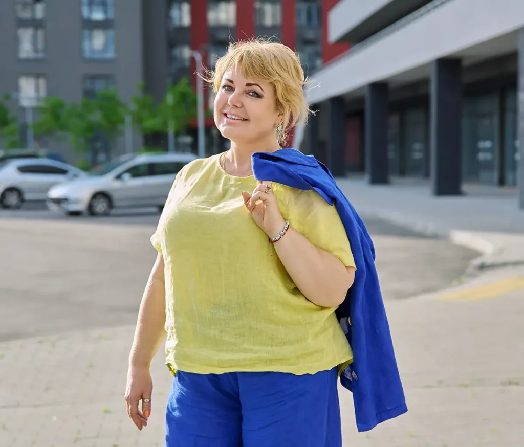 Casual chic femme ronde : sublimer ses formes avec style