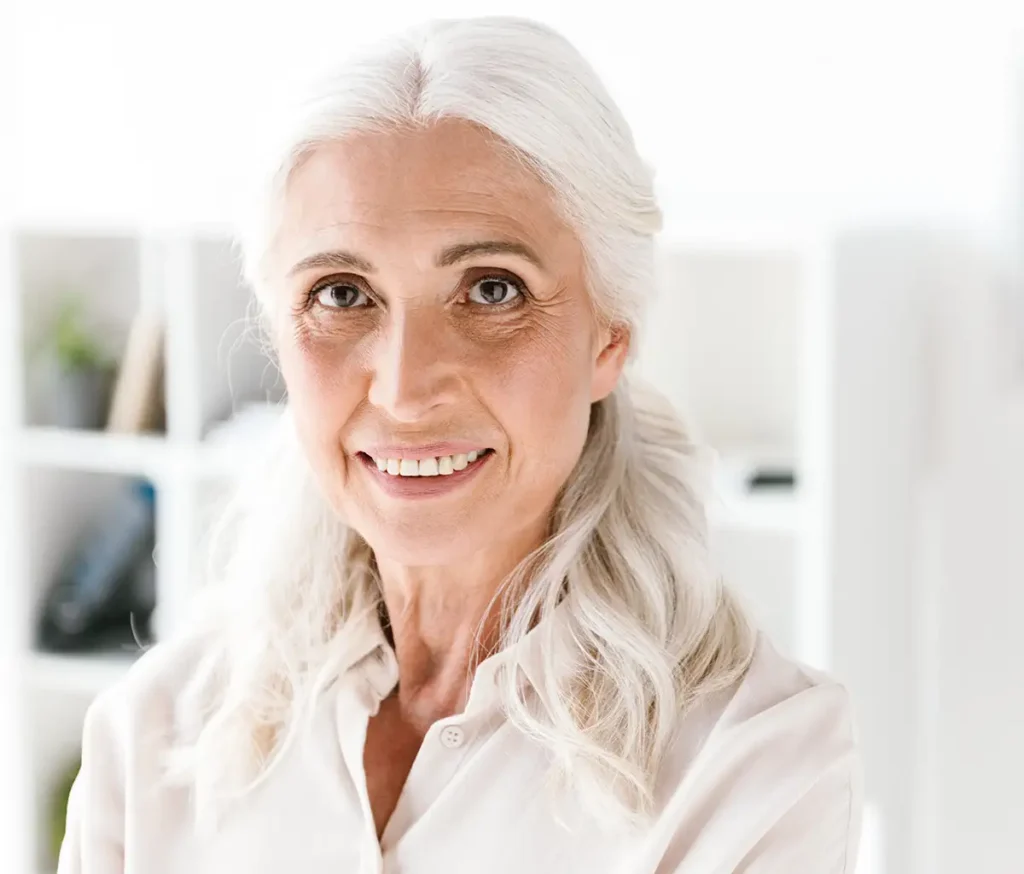 cheveux blancs femme 50 ans sublimés