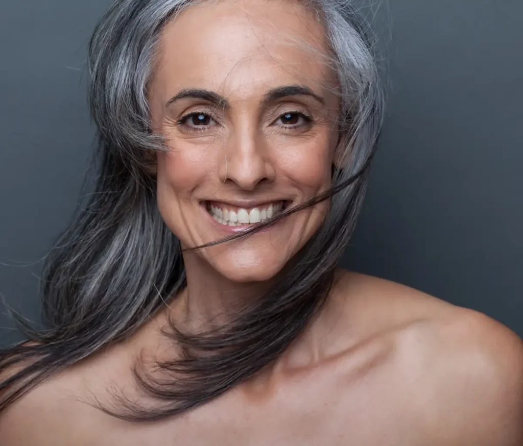 Cheveux longs dégradés après 50 ans
