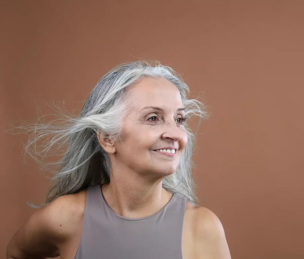 comment porter cheveux longs dégradés après 50 ans