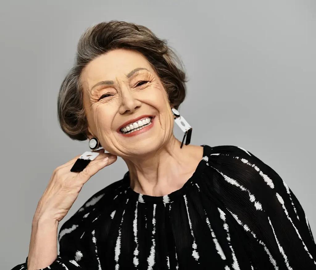 couleur coiffure femme 60 ans épanouie qui illumine