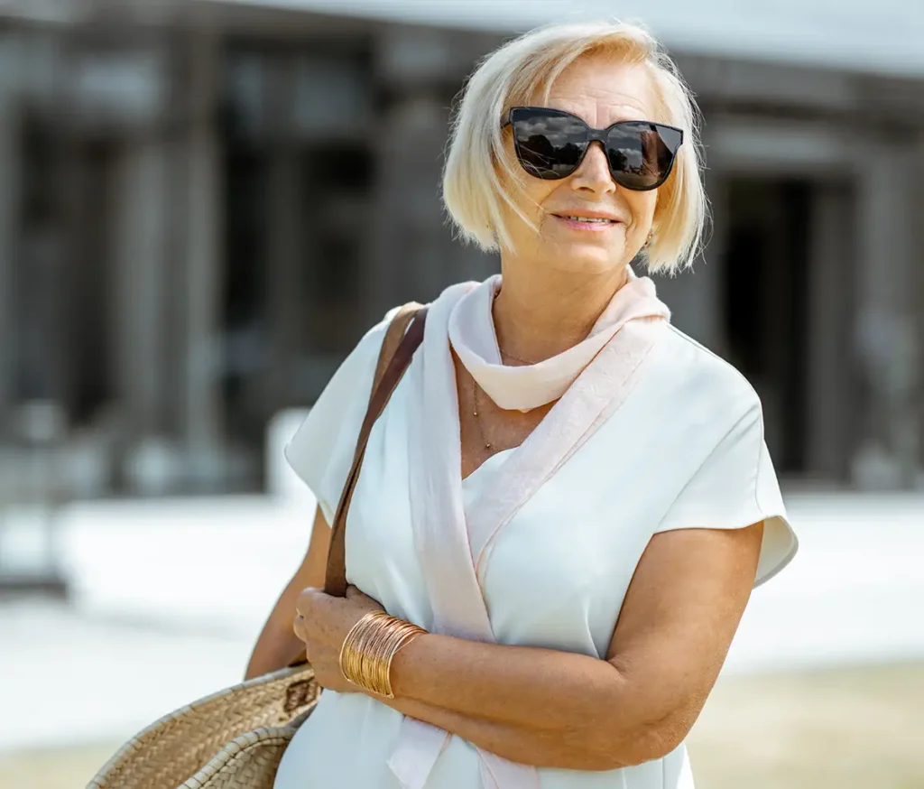 coupe courte femme 50 ans avec lunettes élégante