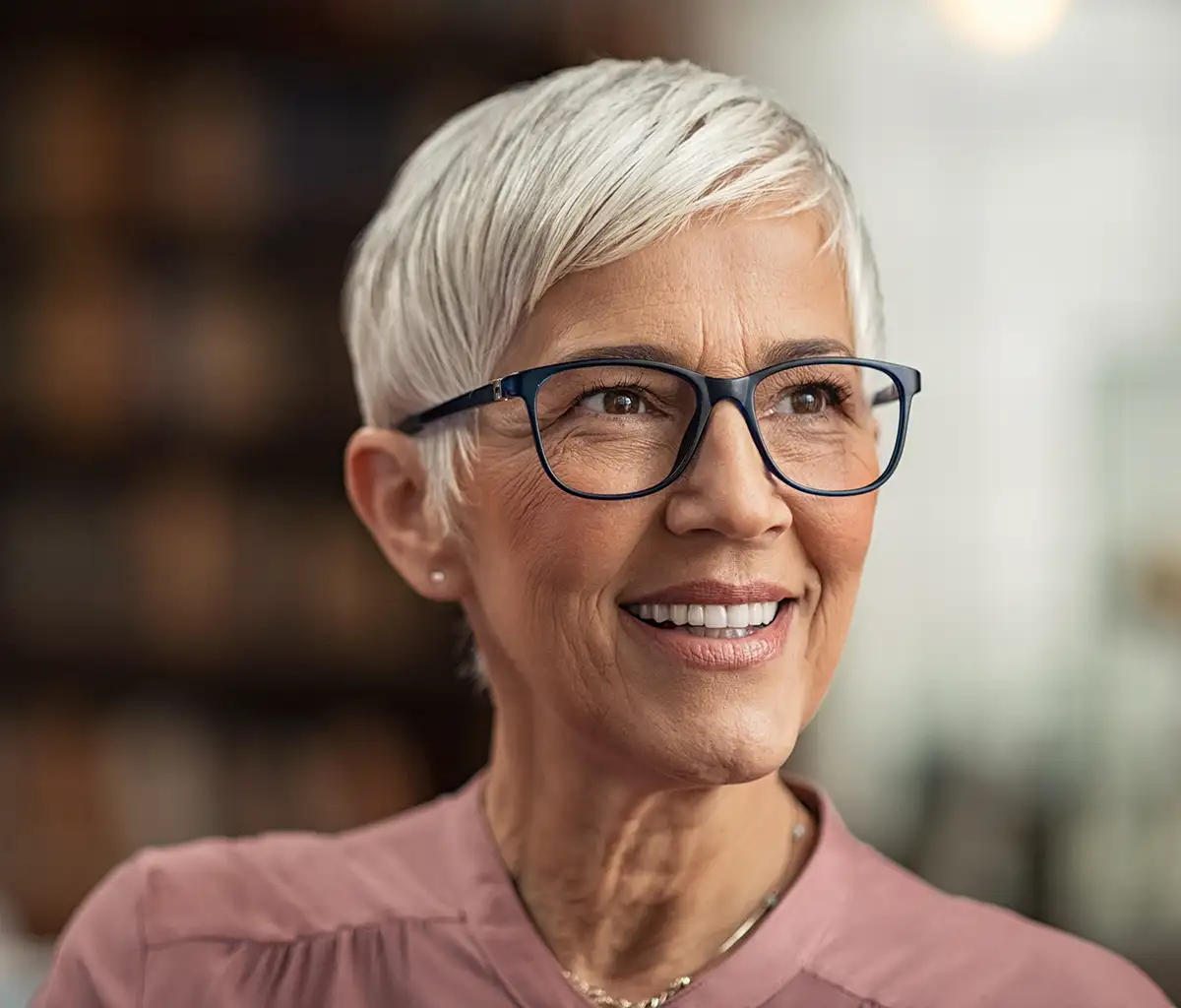Coupe courte femme 50 ans avec lunettes : comment choisir