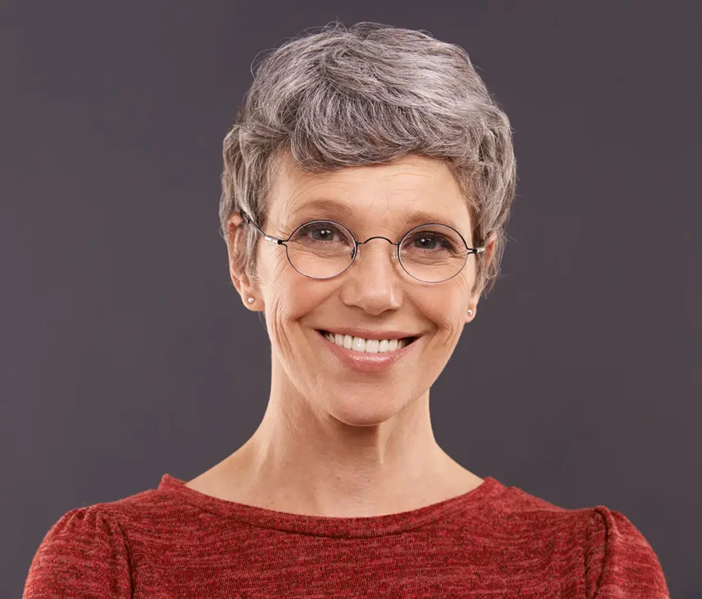 coupe courte femme 50 ans avec lunettes selon monture