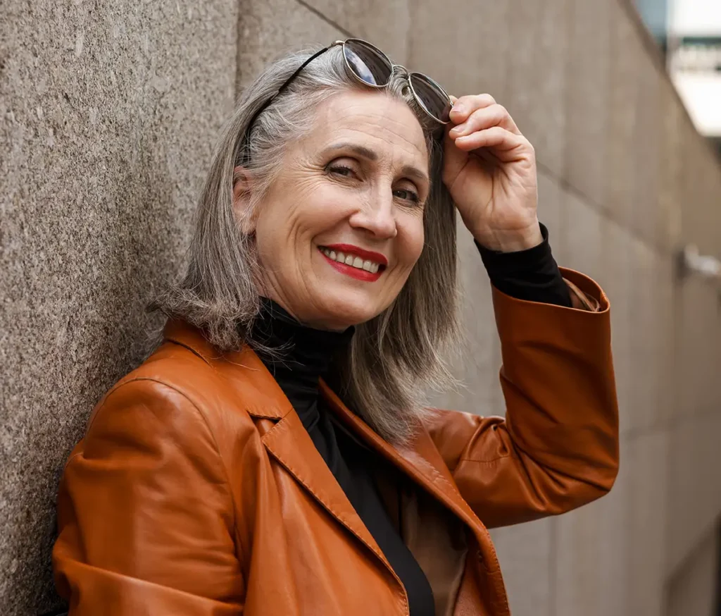 coiffure femme 60 ans épanouie qui illumine le visage