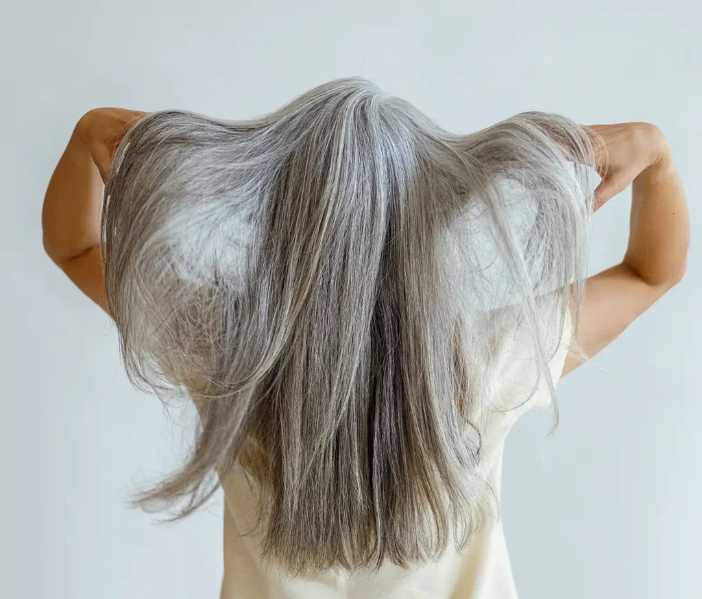 coupe de cheveux long femme 50 ans flatteuse