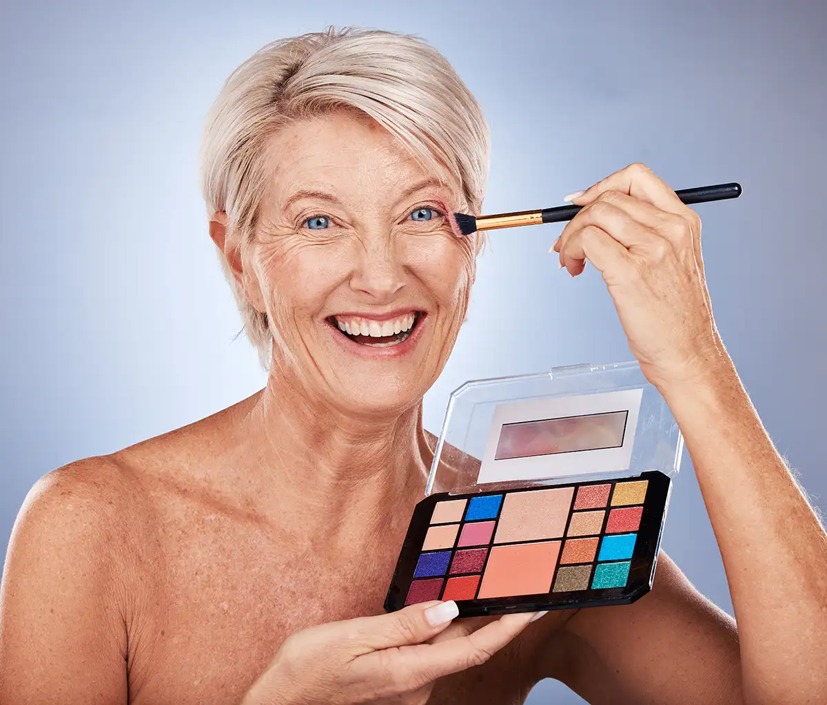Maquillage femme 50 ans : les techniques qui rajeunissent