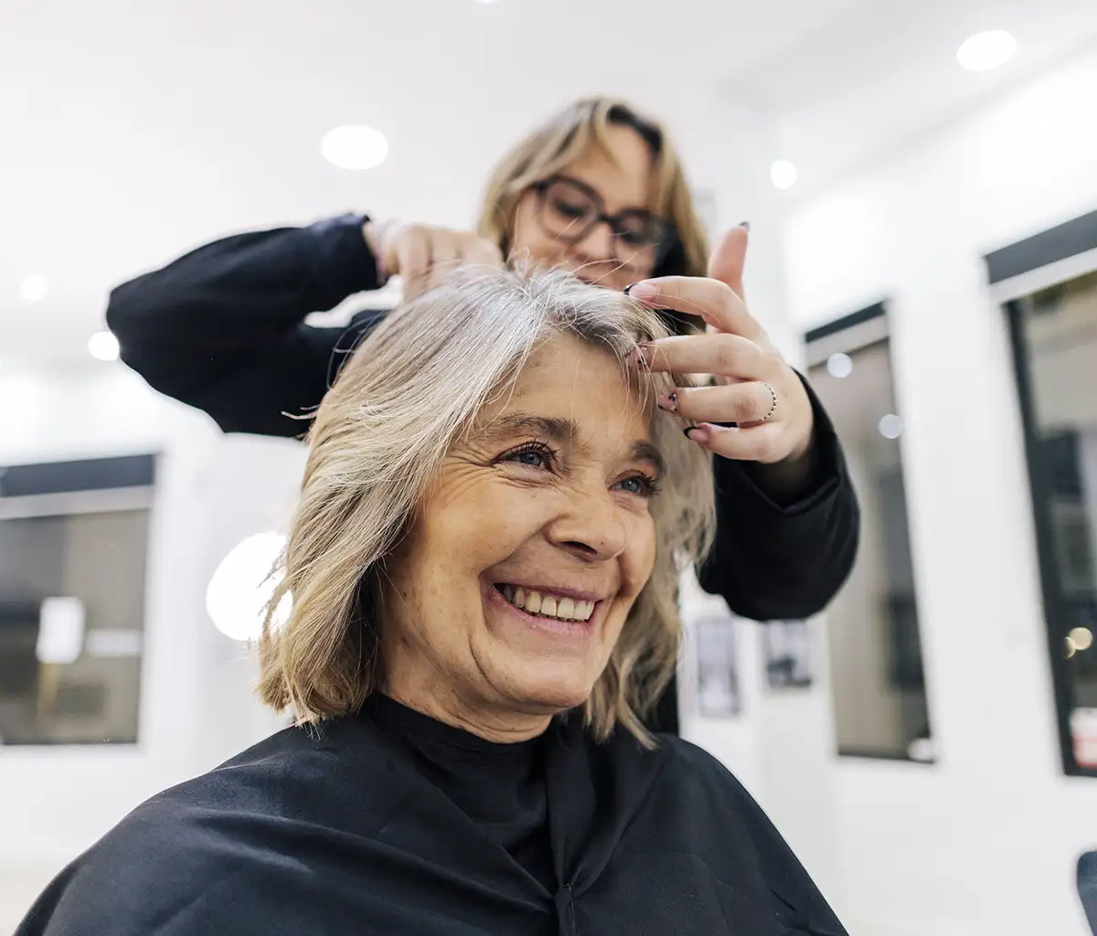 Relooking femme 55 ans : par où commencer pour se réinventer