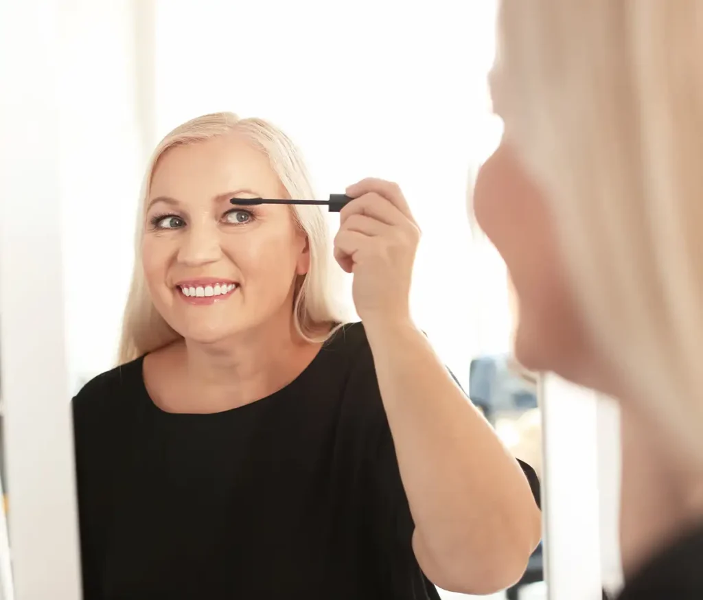 techniques maquillage yeux femme 50 ans paupières tombantes